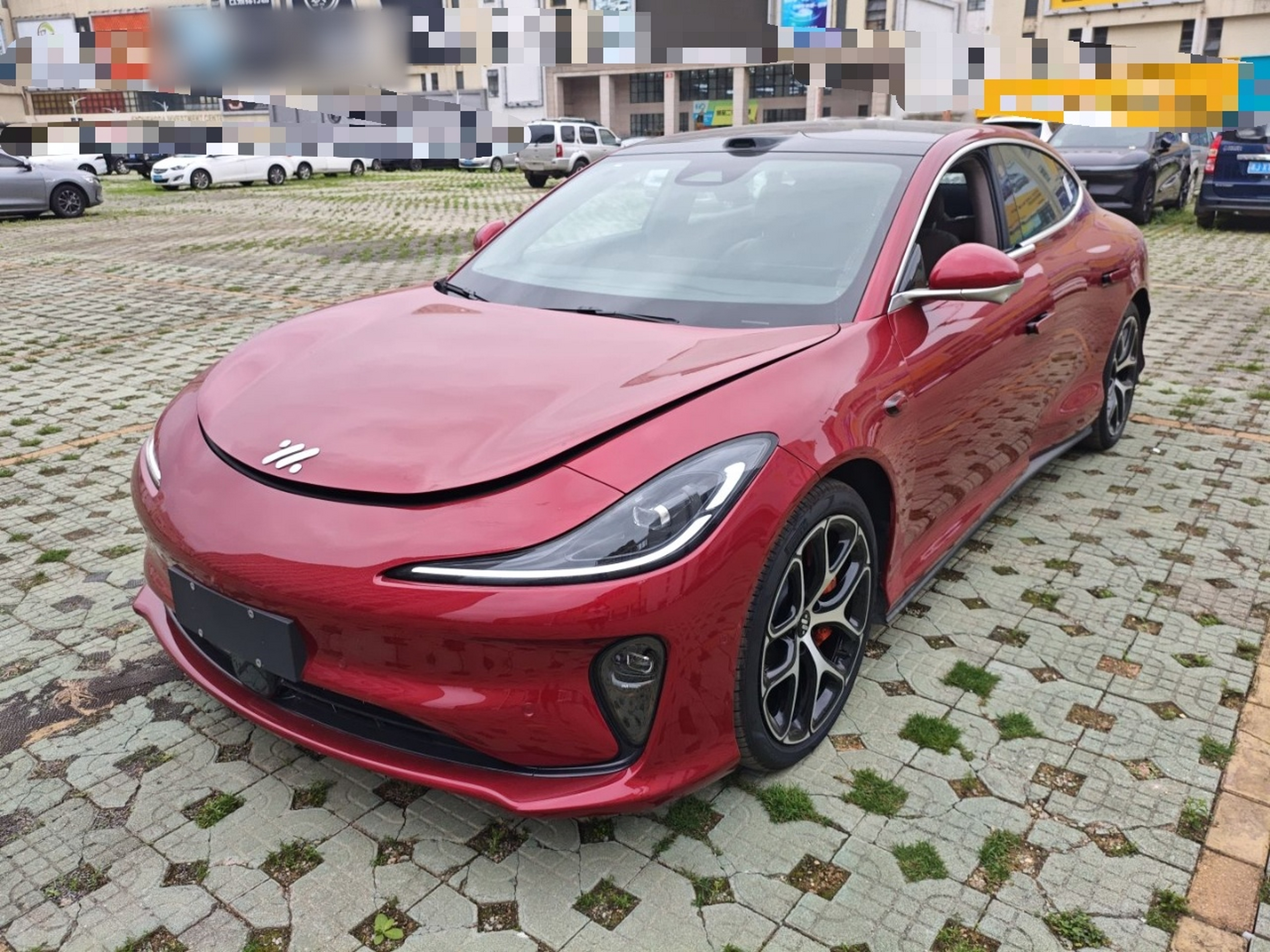 تحت مقدمة السيارة