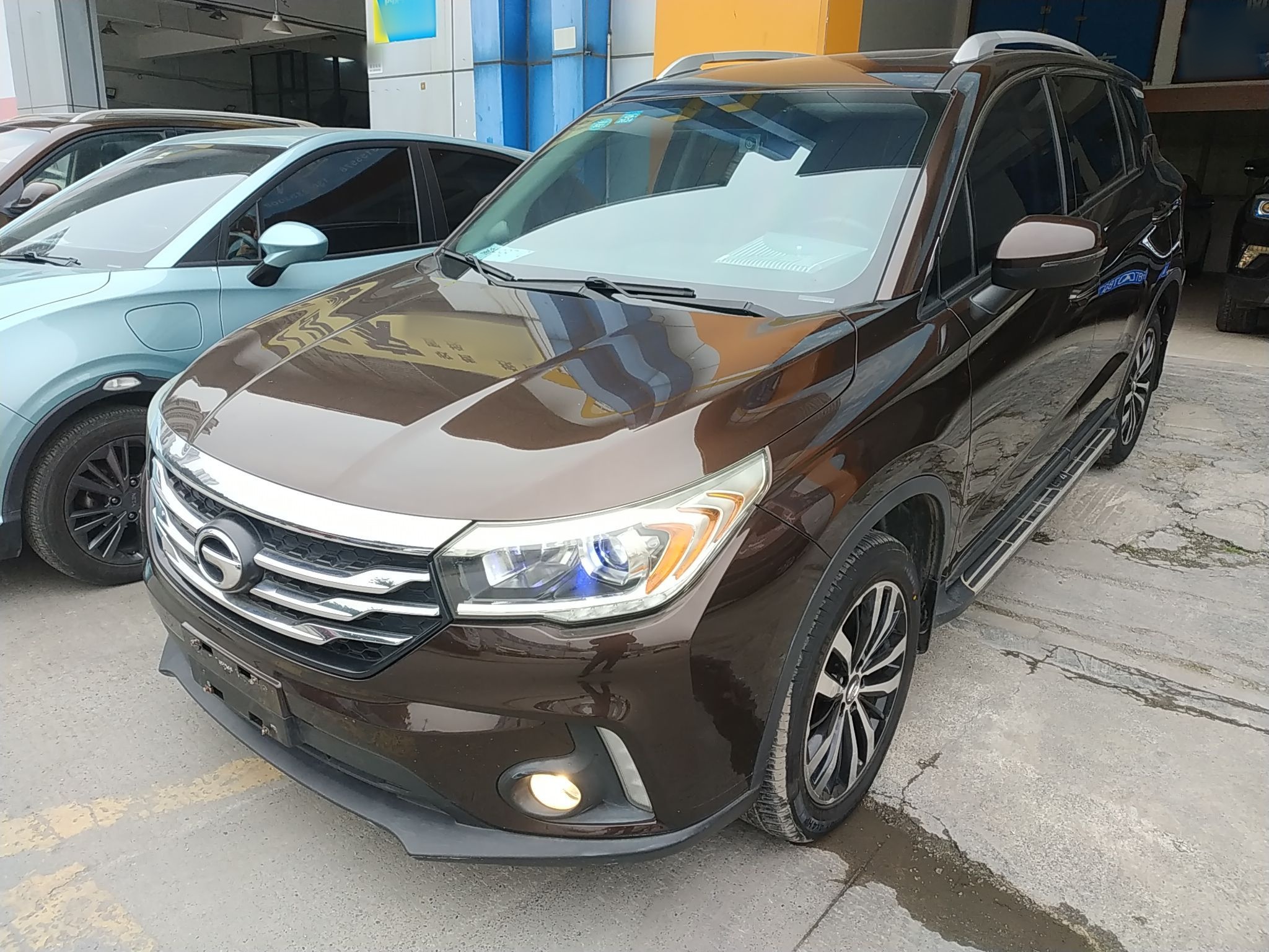 تحت مقدمة السيارة