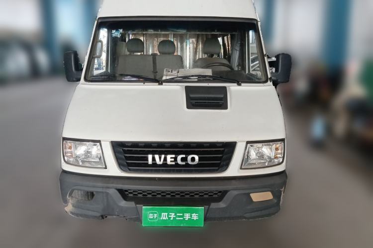 Used Iveco Daily 2020 2.5T A40 Passenger Van with Dual Tires Mid-Roof Design 5-9 Seats Euro V Emission Standard