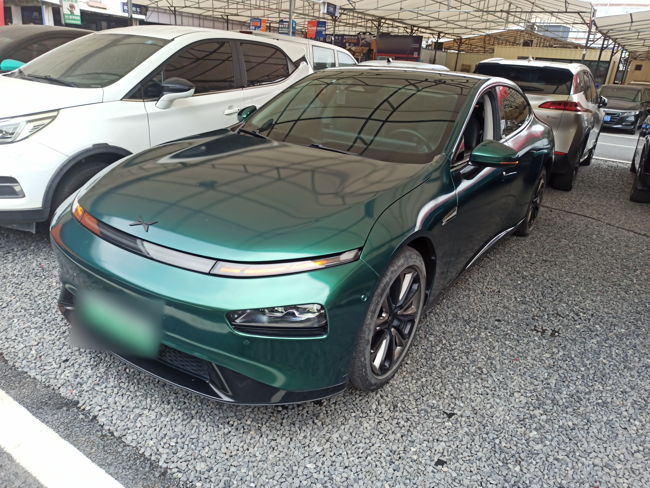 تحت مقدمة السيارة