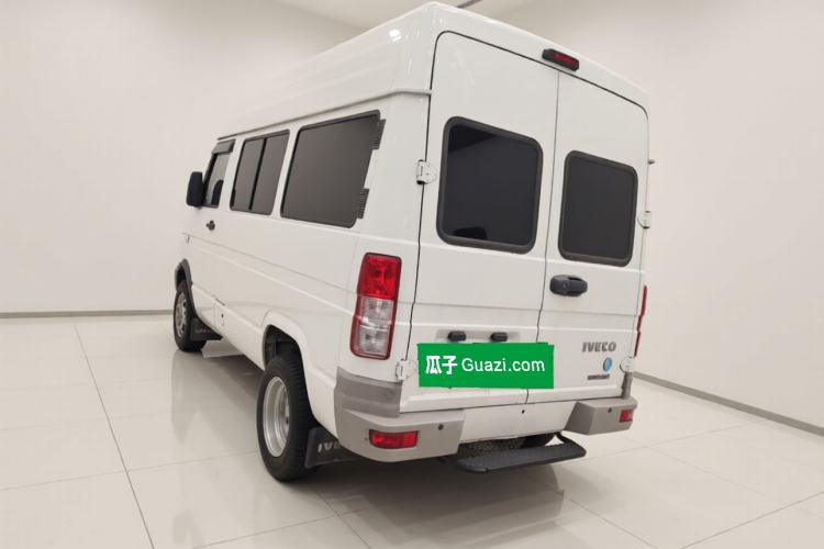 Used Iveco Daily 2021 2.5T A35 M1 Passenger Van 5-9 Seater Short Wheelbase Mid-Roof Design Dual Tires Manual Doors