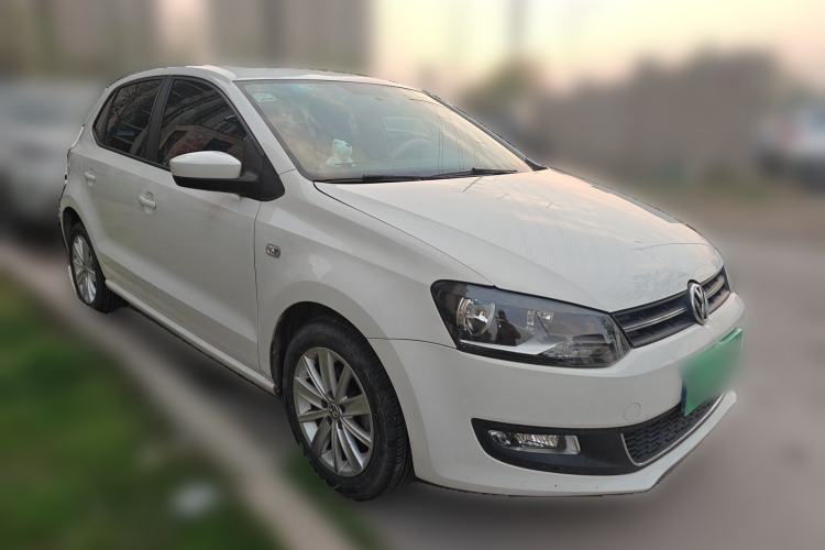Used Volkswagen Polo 2013 1.6L Automatic Luxury Edition Front Right 45 Deg