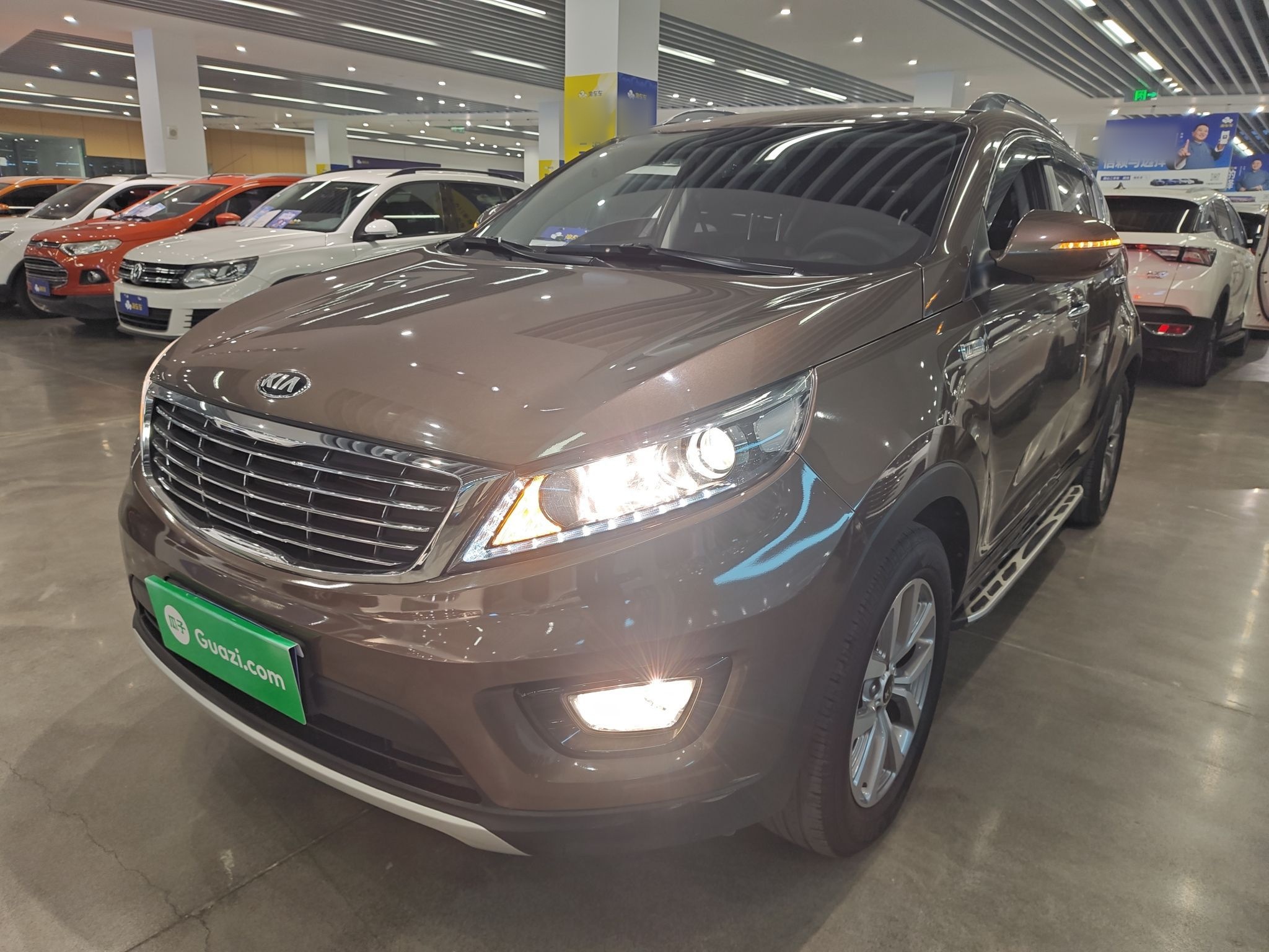 تحت مقدمة السيارة