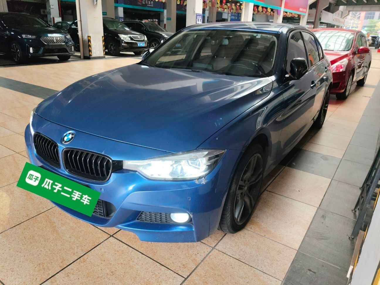 تحت مقدمة السيارة