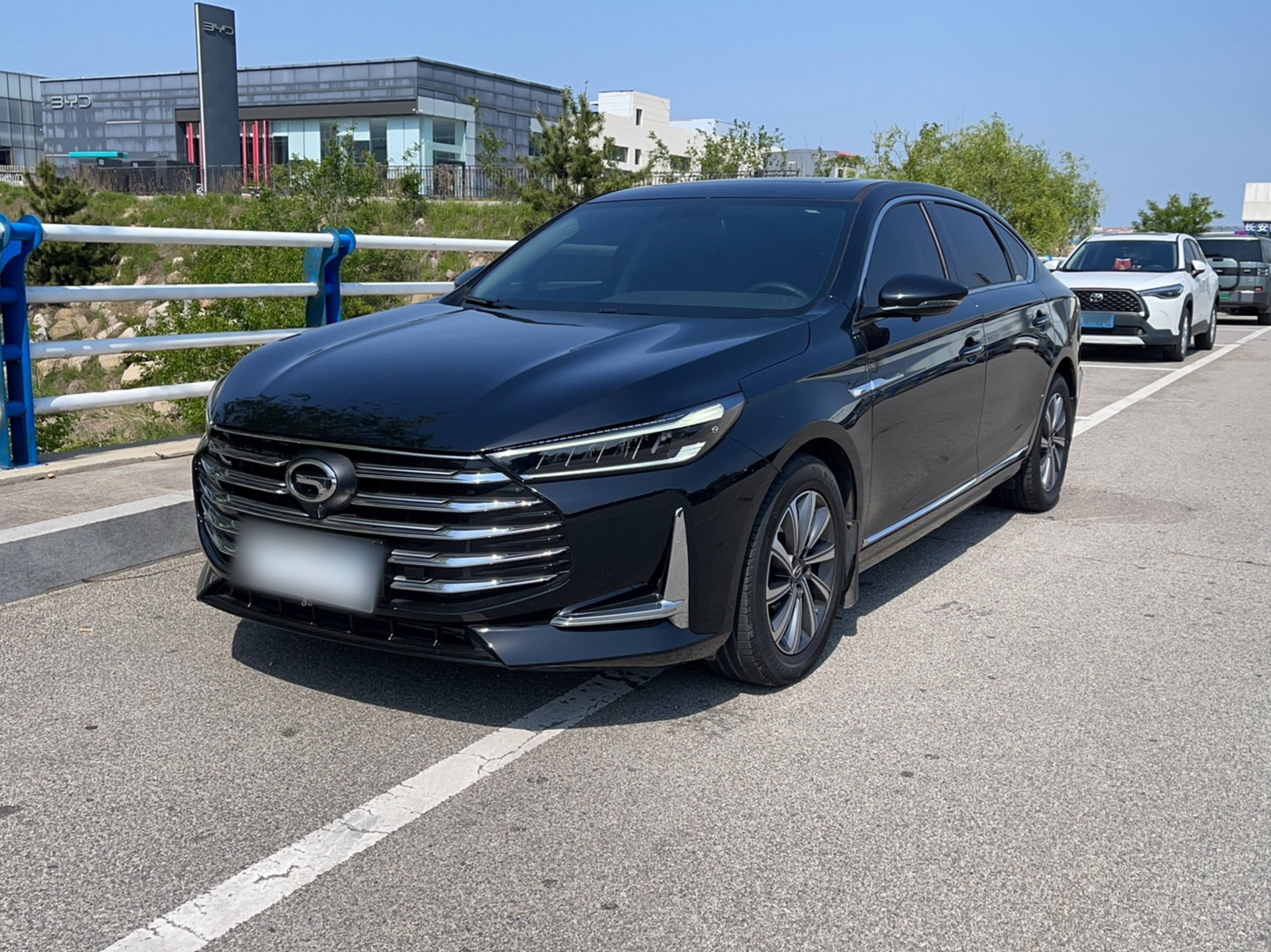 Под передней частью автомобиля