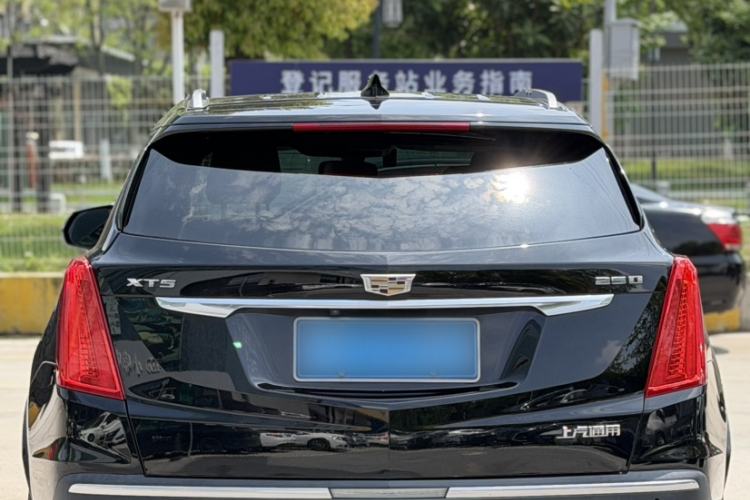 Used Cadillac XT5 2018 25T Luxury Model Exterior 4