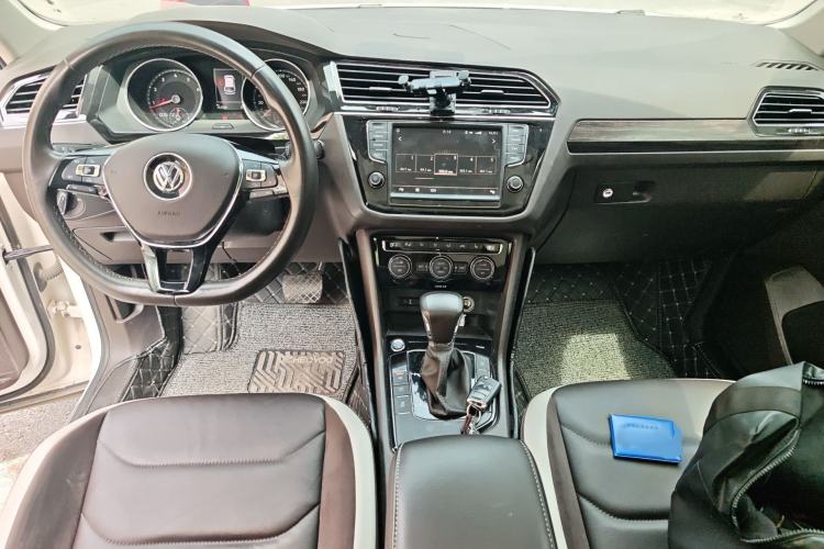 Used Volkswagen Tiguan L 2017 380TSI Automatic All-Wheel-Drive Luxury Edition Center Console