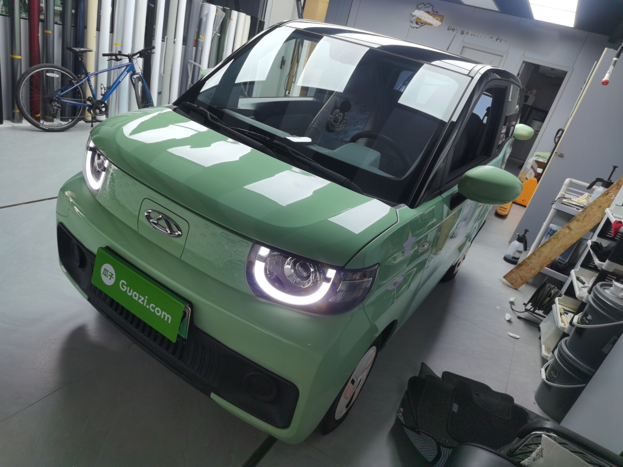 Под передней частью автомобиля