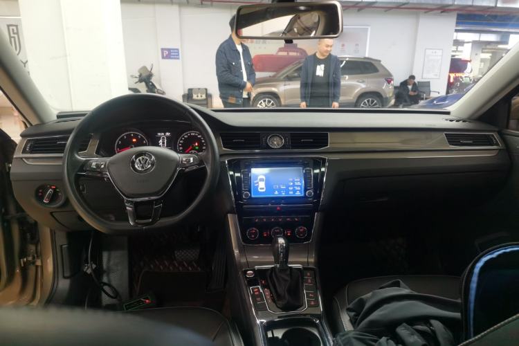 Used Volkswagen Passat 2017 330TSI DSG Luxury Edition Center Console