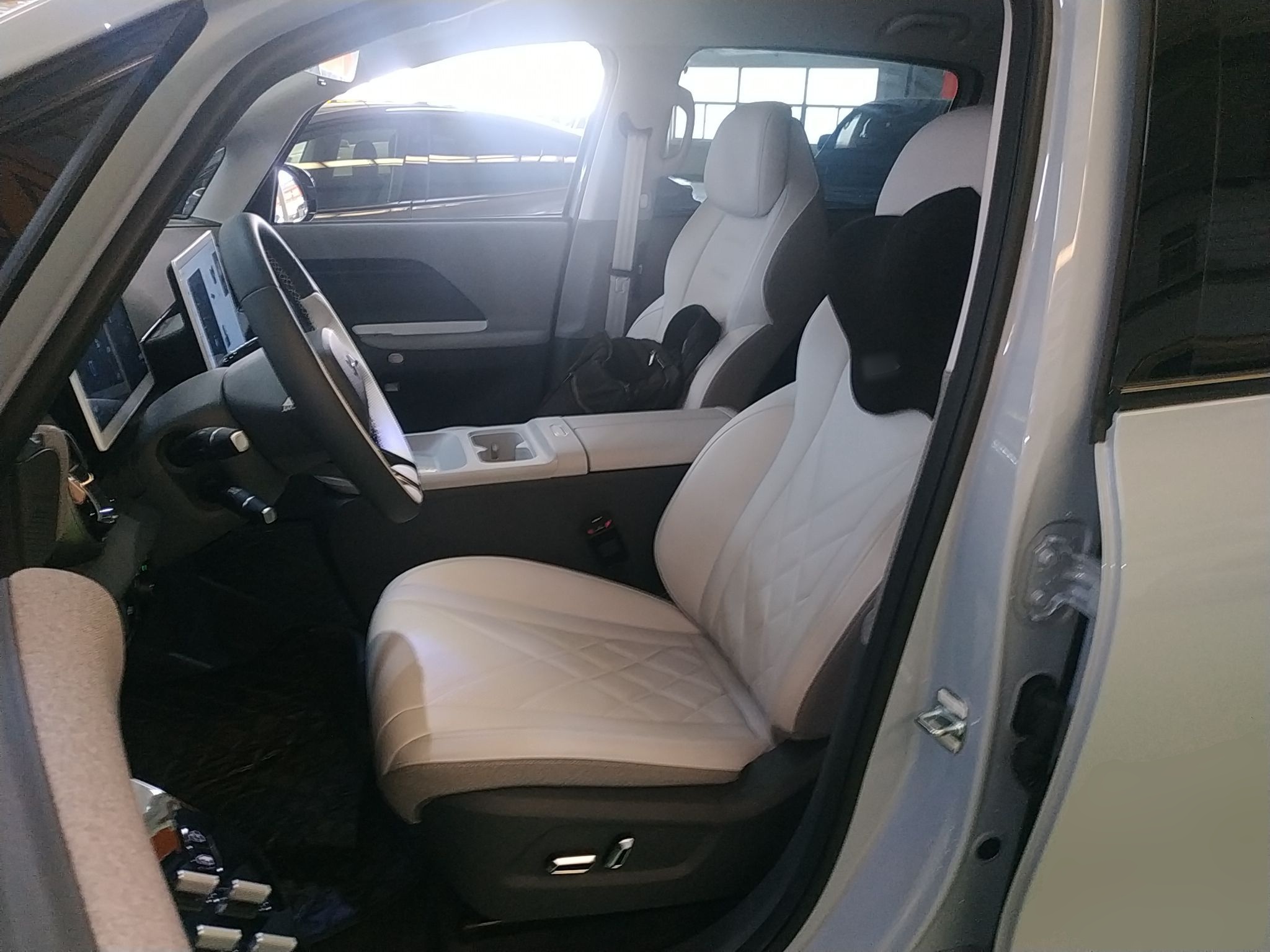 المقاعد الأمامية داخل السيارة