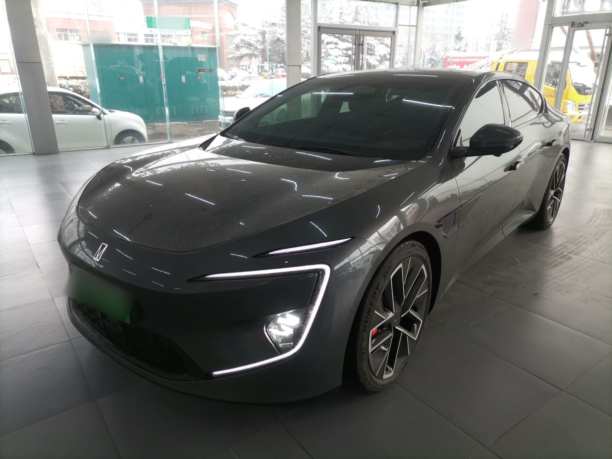 Под передней частью автомобиля