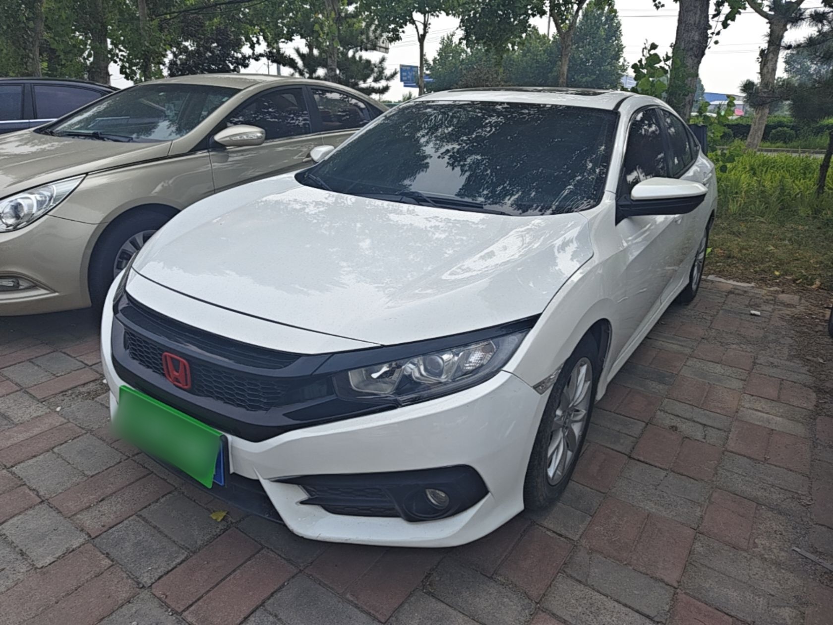 Под передней частью автомобиля