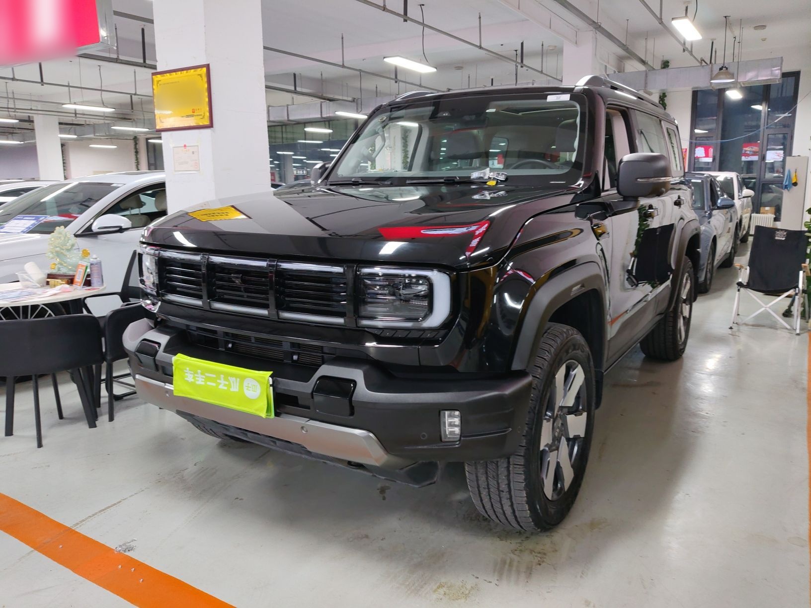 تحت مقدمة السيارة