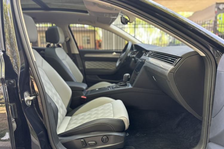 Used Volkswagen Magotan 2023 2 Million Units Limited Edition 330TSI DSG Leading Version Interior 1