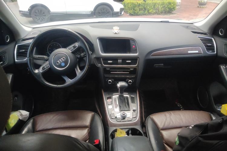 Used Audi Q5 2016 40 TFSI Comfort Model Center Console