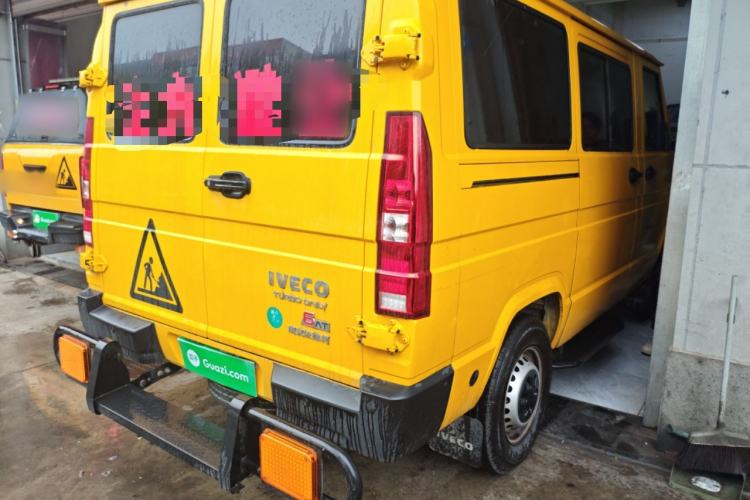 Used Iveco Daily 2023 2.5T A35M1 Multi-Purpose Passenger Vehicle Short Wheelbase Low Roof Single-Tire Side-Sliding Door Automatic Transmission
