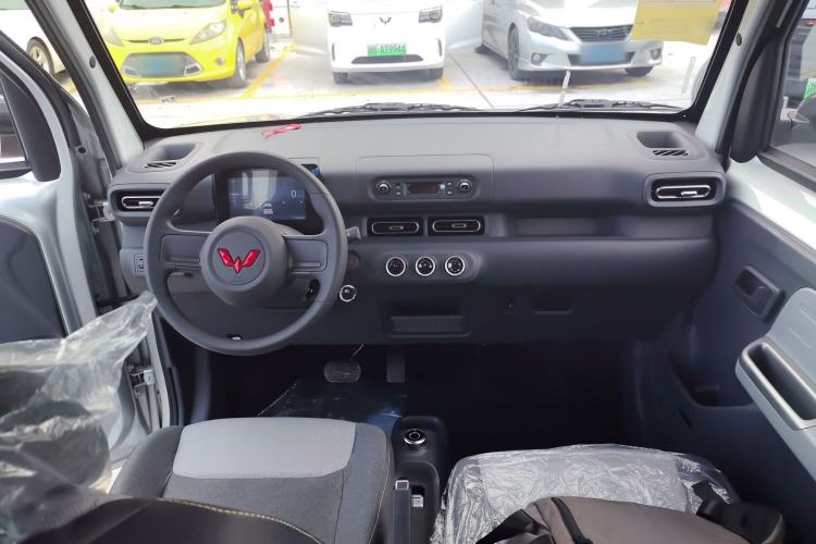 Used Wuling Zhiguang New Energy 2025 Model 305km Ambitious Edition Center Console