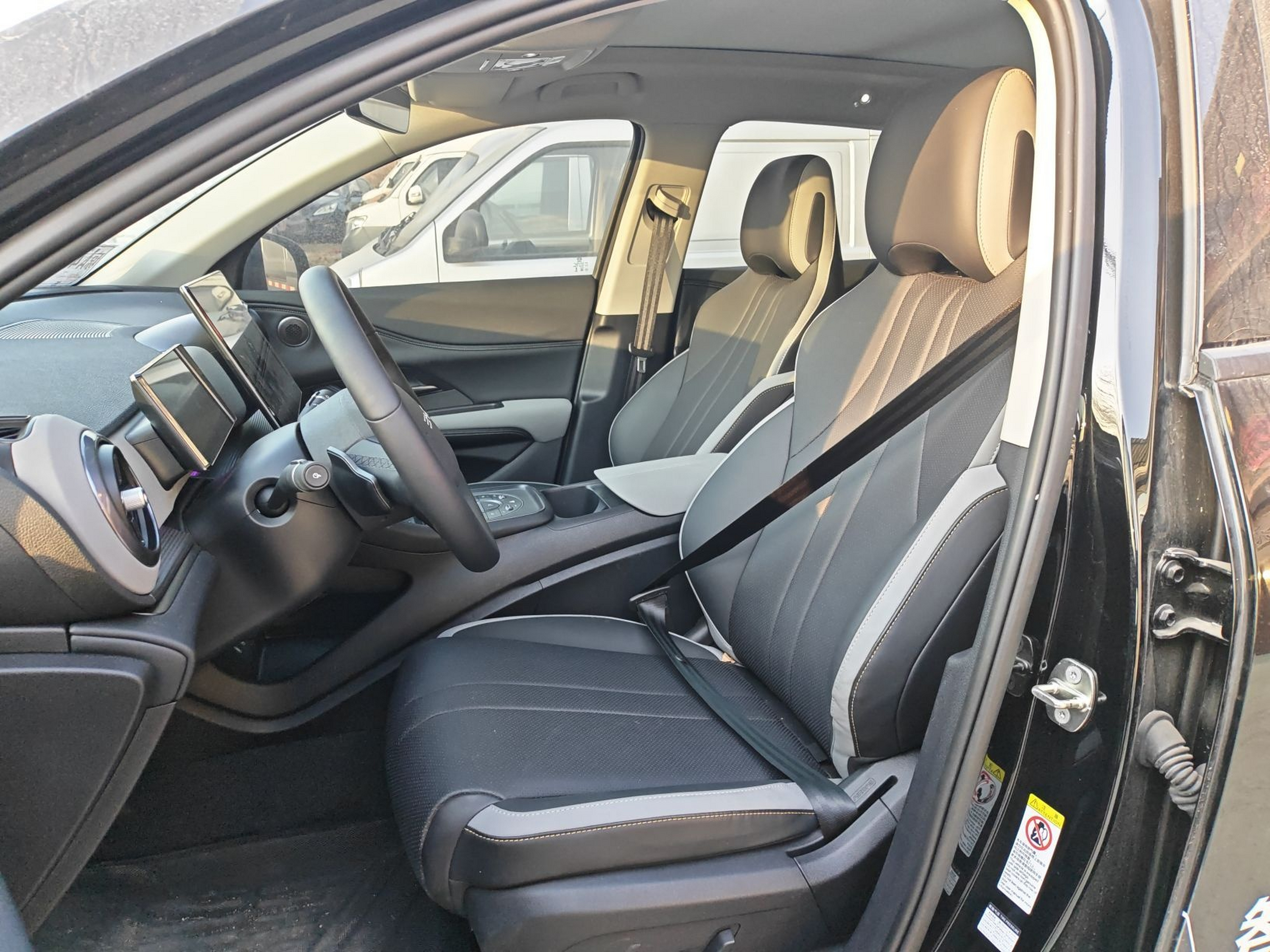 المقاعد الأمامية داخل السيارة