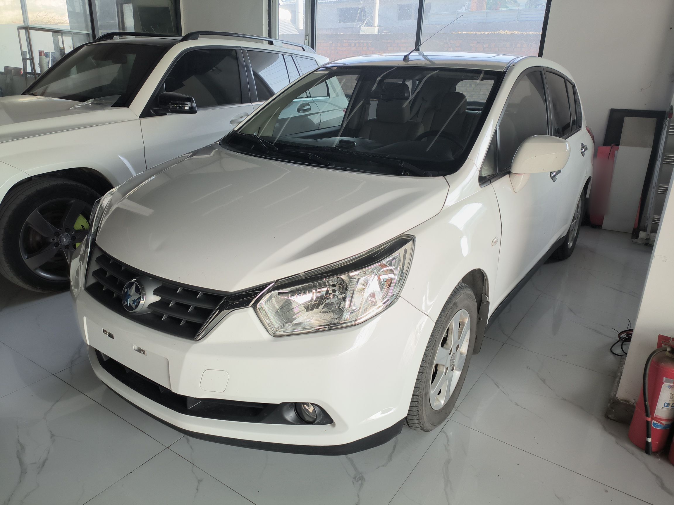 تحت مقدمة السيارة