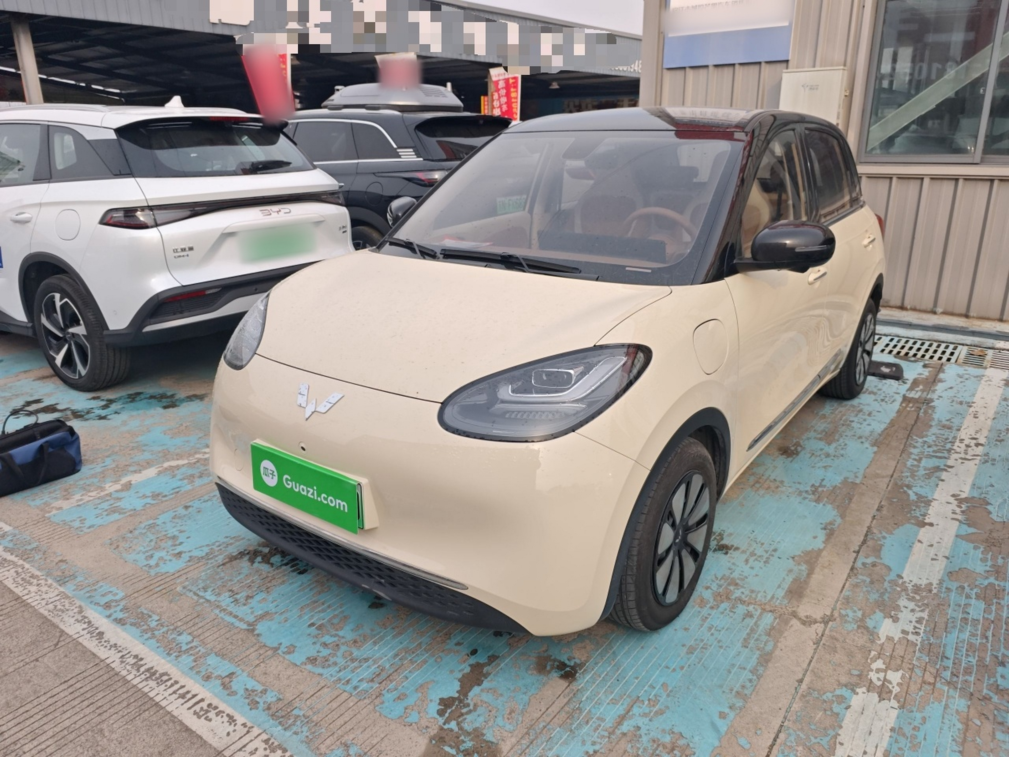 Под передней частью автомобиля