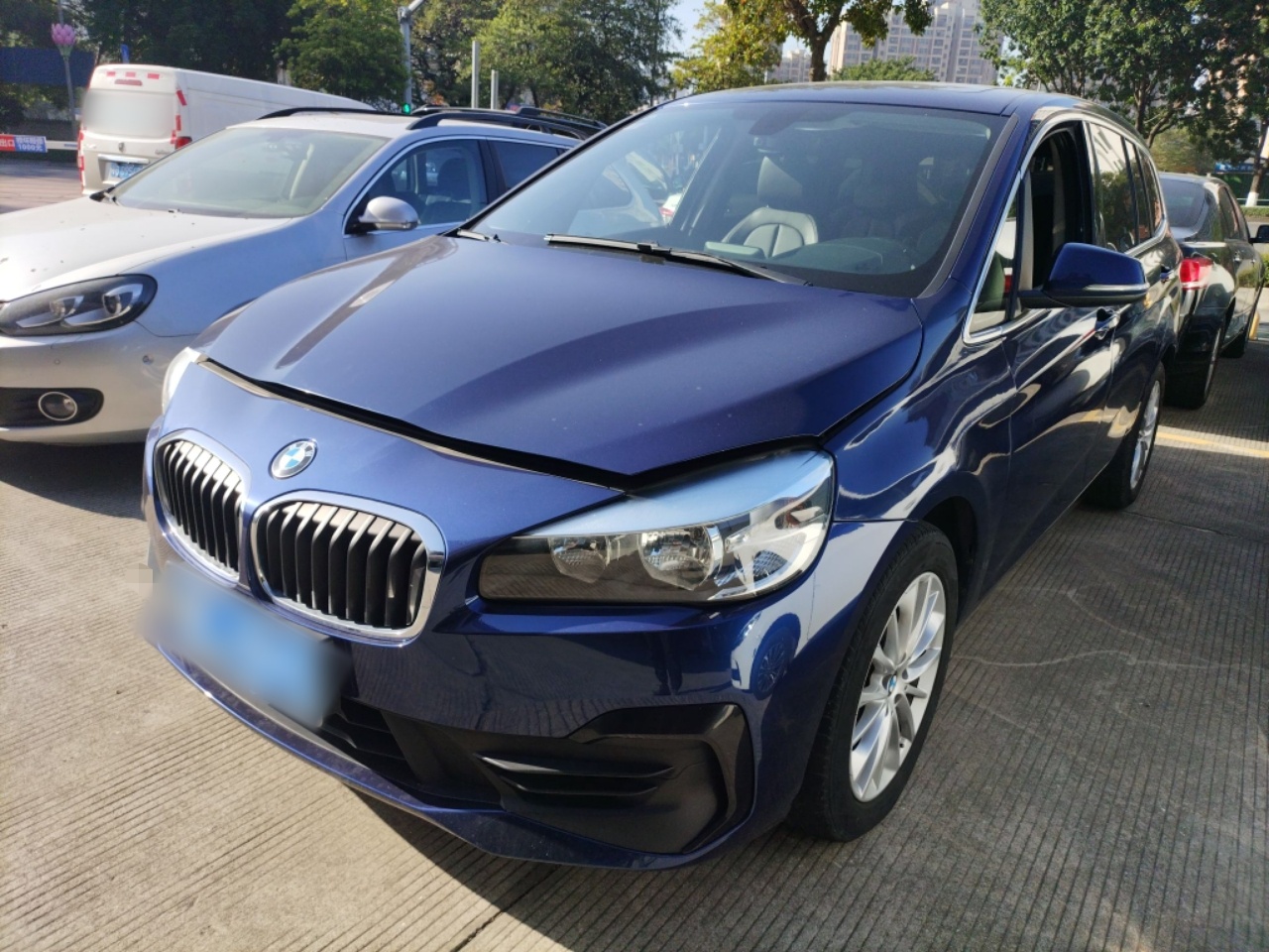 تحت مقدمة السيارة