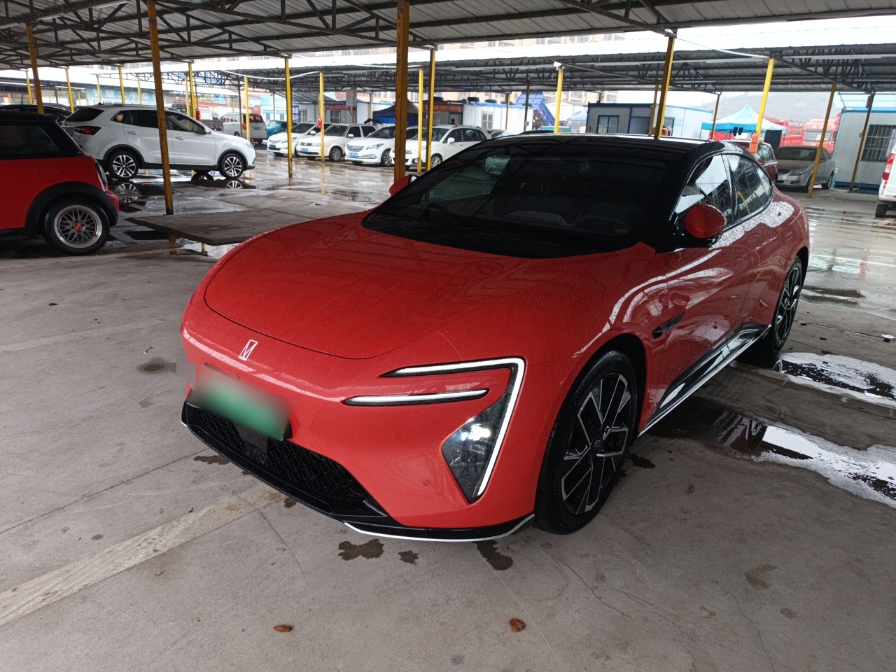 تحت مقدمة السيارة