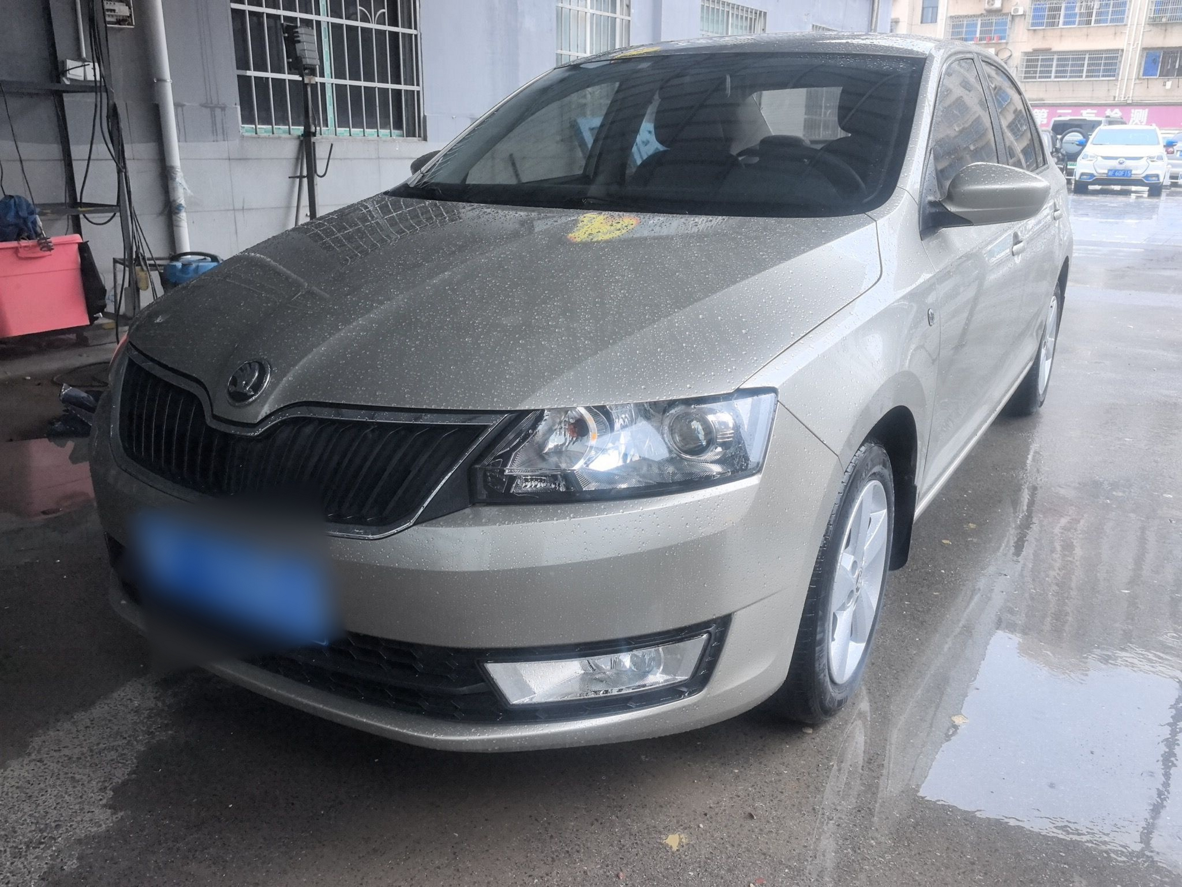 Под передней частью автомобиля