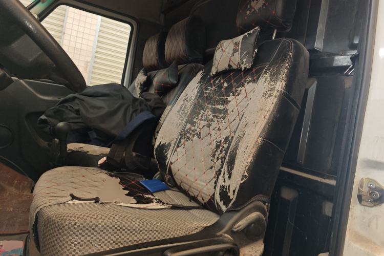 Used Iveco Daily 2017 2.8T V35 Box Truck 3 Seats 43S5
