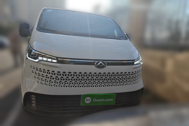 Used SAIC MAXUS Xintu V70 2023 2.0T Elite Edition Manual Transmission Short Wheelbase Low Roof 5/6 Seats (125 hp)