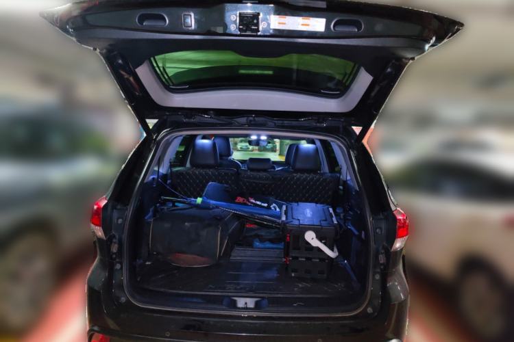 Used Toyota Highlander 2018 2.0T Four-Wheel Drive Prestige Version 7 Seats China V Emission Standard Trunk