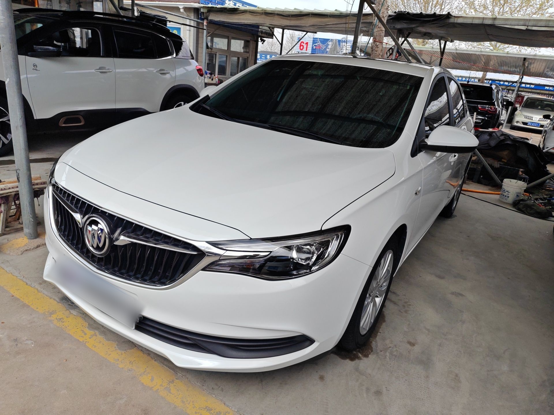 تحت مقدمة السيارة