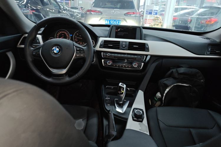 Used BMW 3 Series GT 2017 320i Sport Edition Center Console