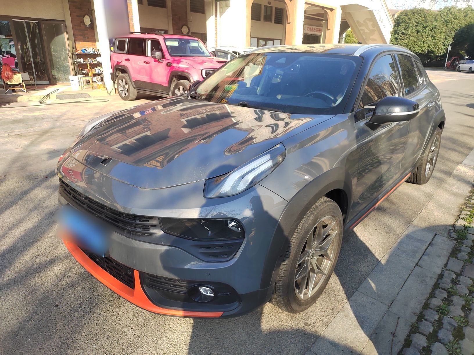 تحت مقدمة السيارة