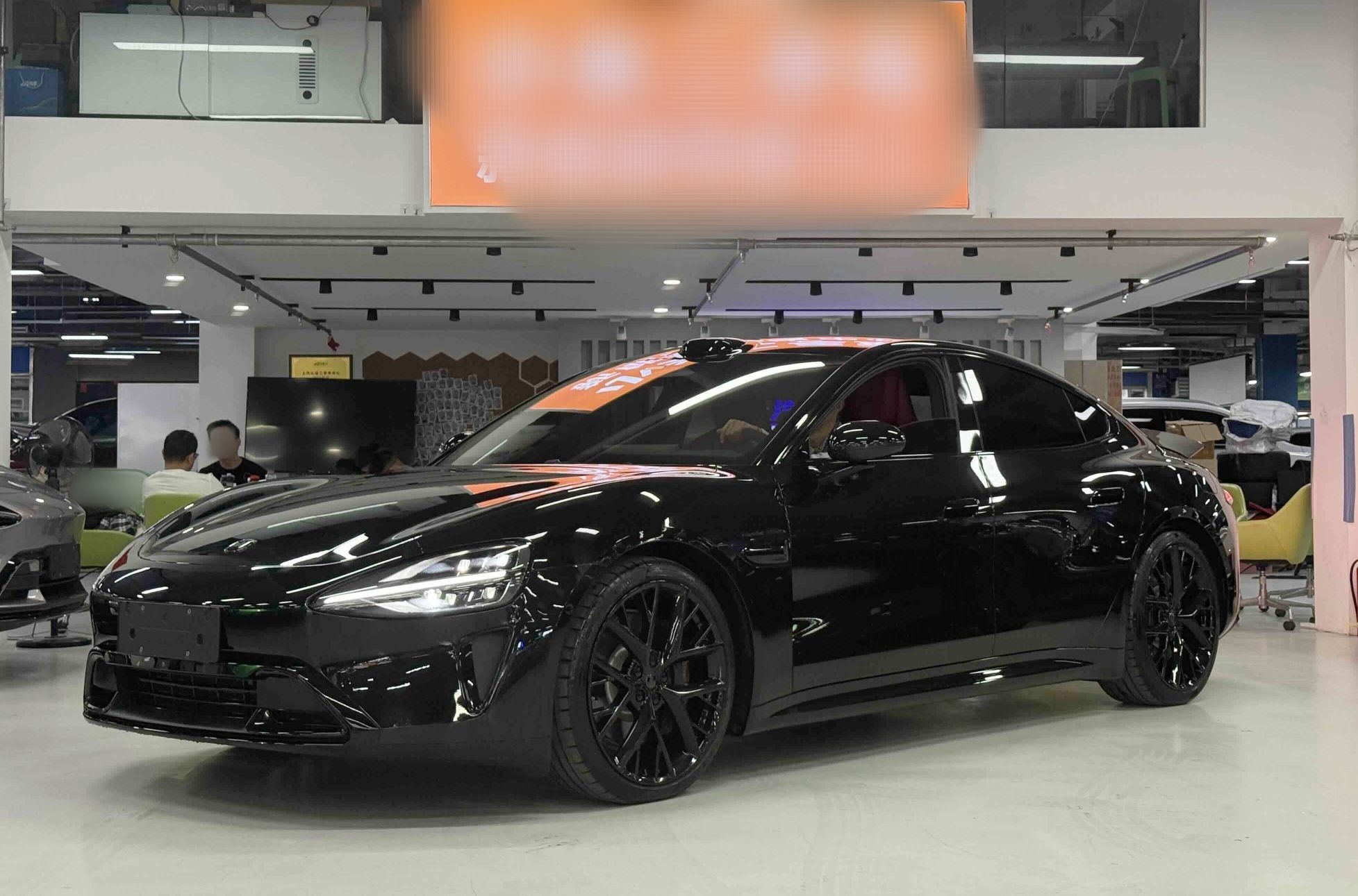 تحت مقدمة السيارة