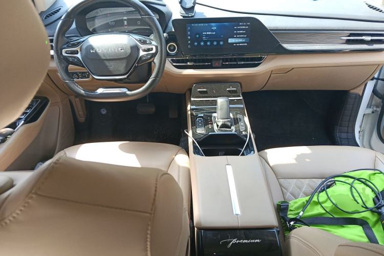 Used Wuling Victory 2023 2.0L DHT Luxury Edition Center Console