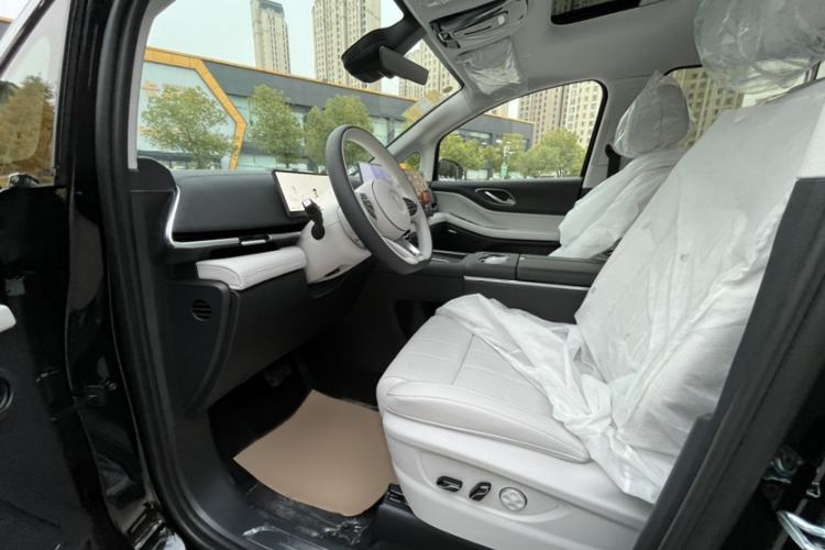 Used VOYAH Dream 2025 PHEV Four-Wheel Drive Excellence Kunpeng Edition
