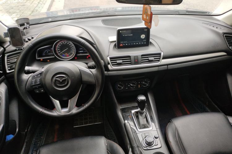 Used Mazda 3 Axela 2014 Sedan 1.5L Automatic Comfort Model Center Console