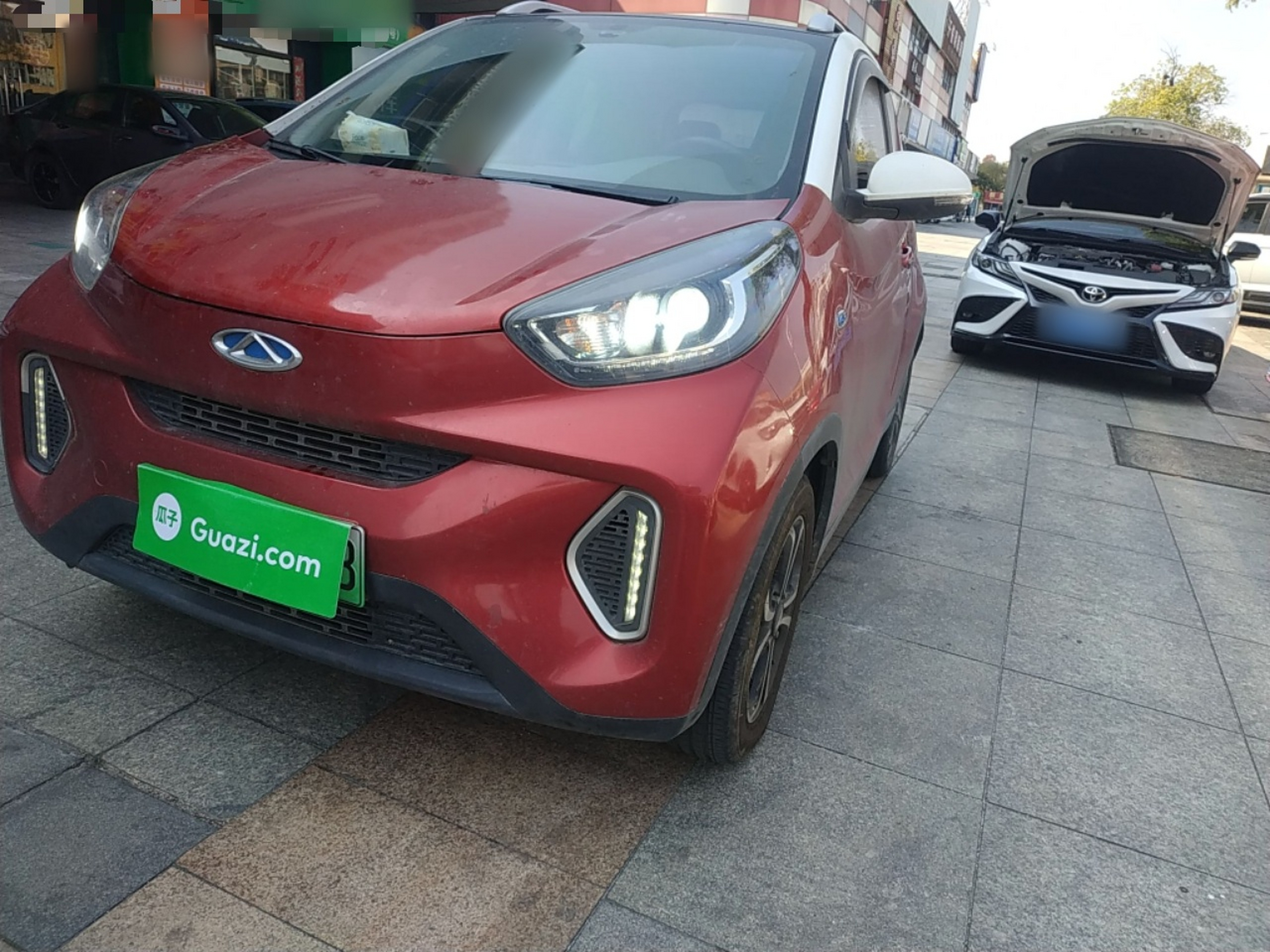 Под передней частью автомобиля