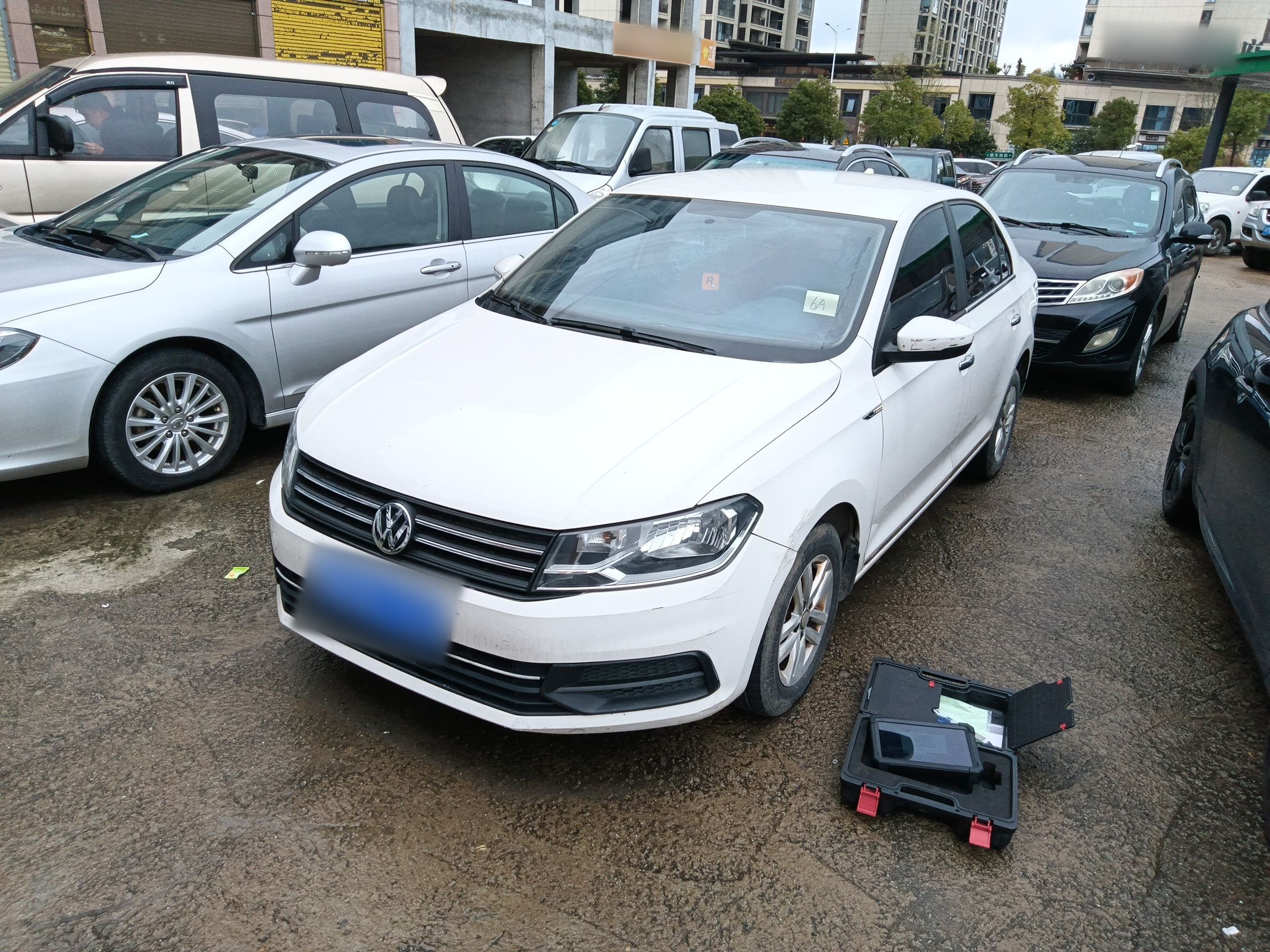 Под передней частью автомобиля