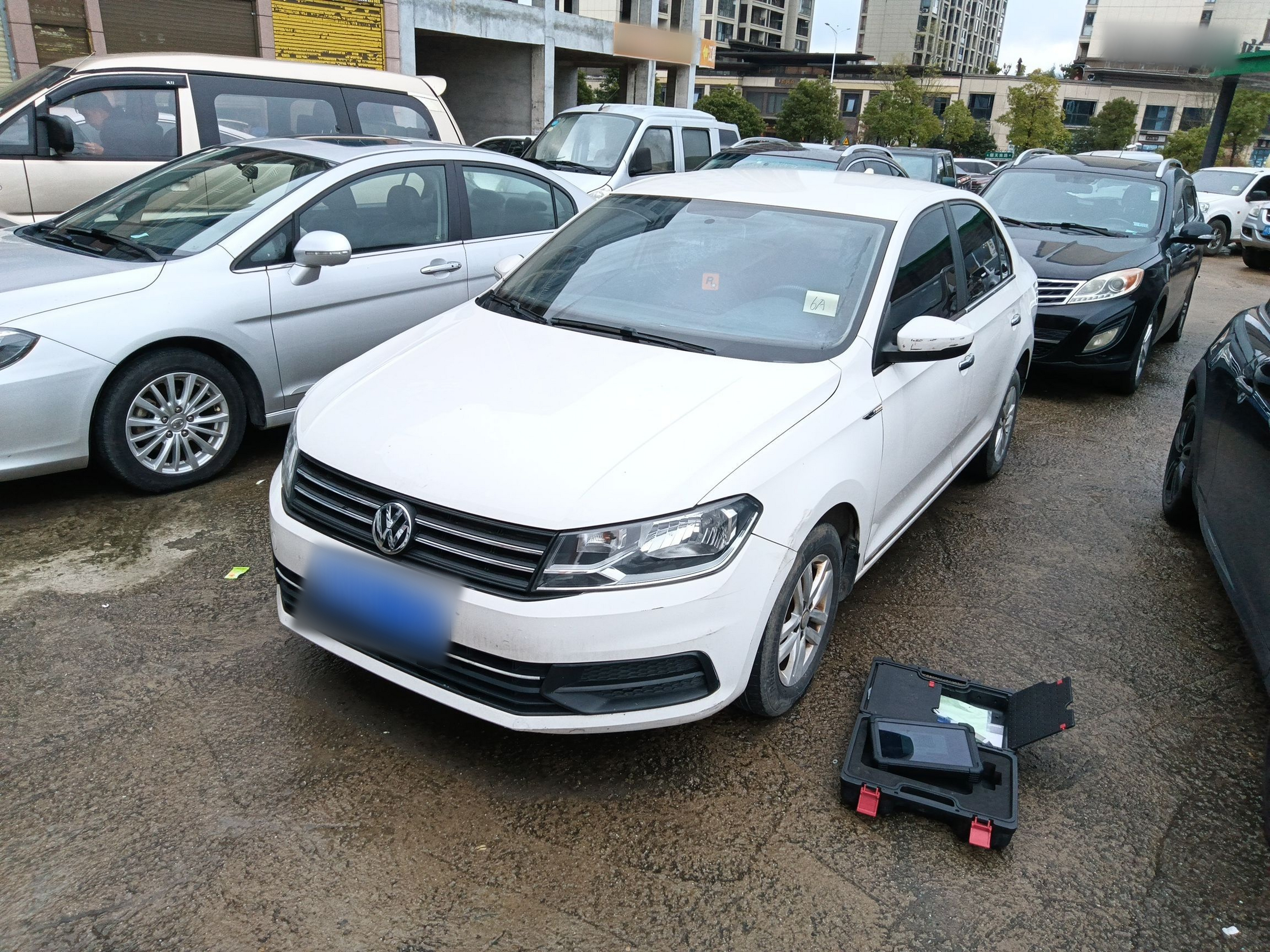 Под передней частью автомобиля