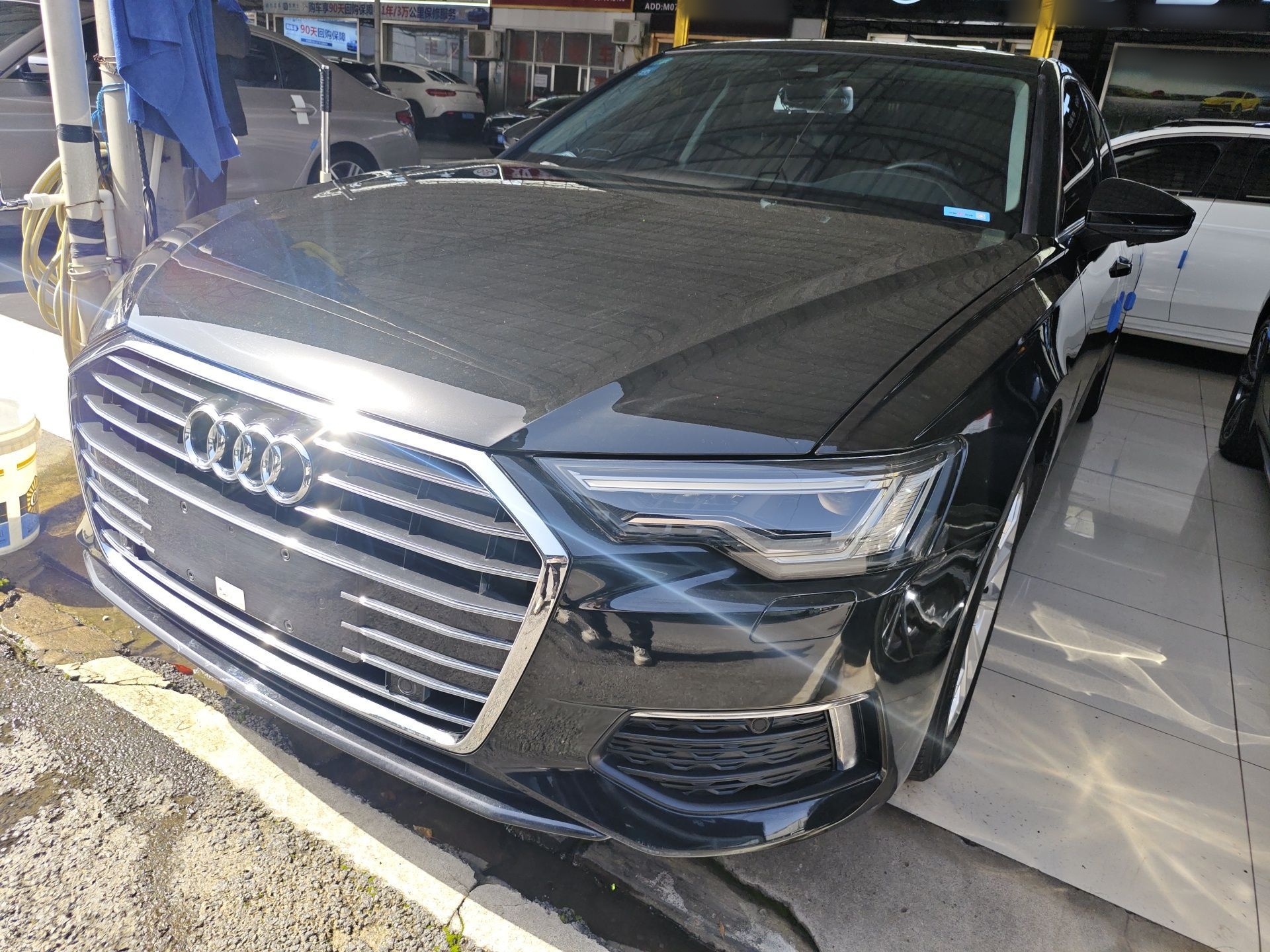 تحت مقدمة السيارة