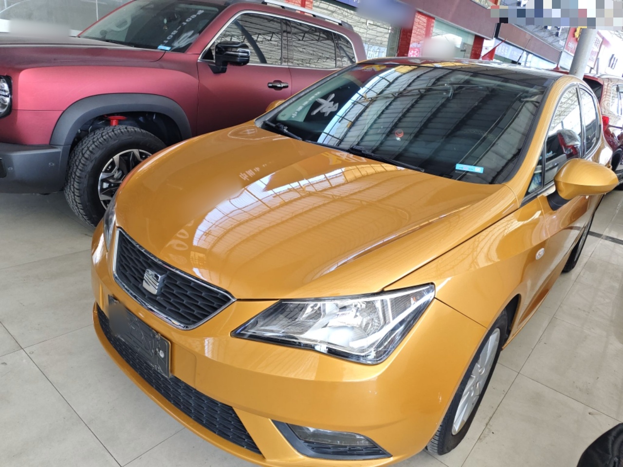 تحت مقدمة السيارة