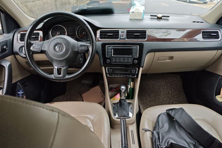 Used Volkswagen Santana 2013 1.6L Automatic Luxury Edition Interior 2