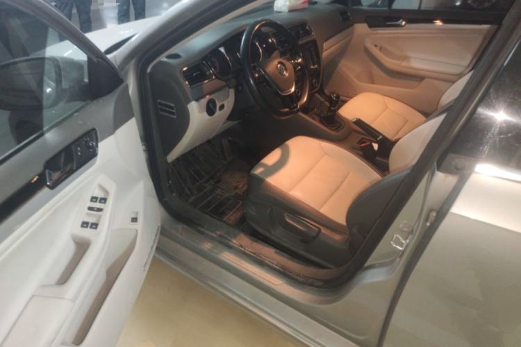 Used Volkswagen Sagitar 2015 1.6L Manual Comfort Model
