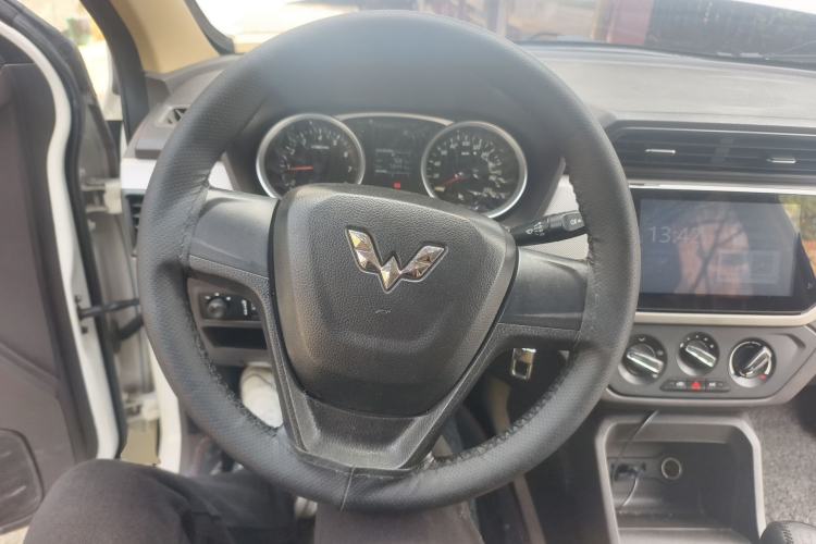 Used Wuling Hongguang 2018 1.5L S Comfort Model L2B Steering Wheel