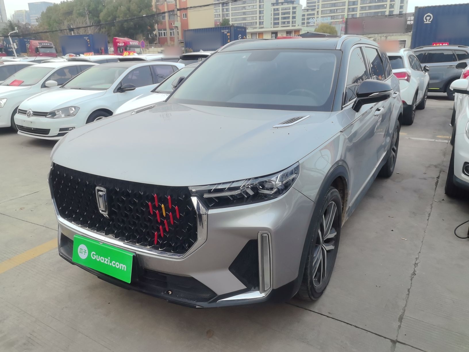 تحت مقدمة السيارة