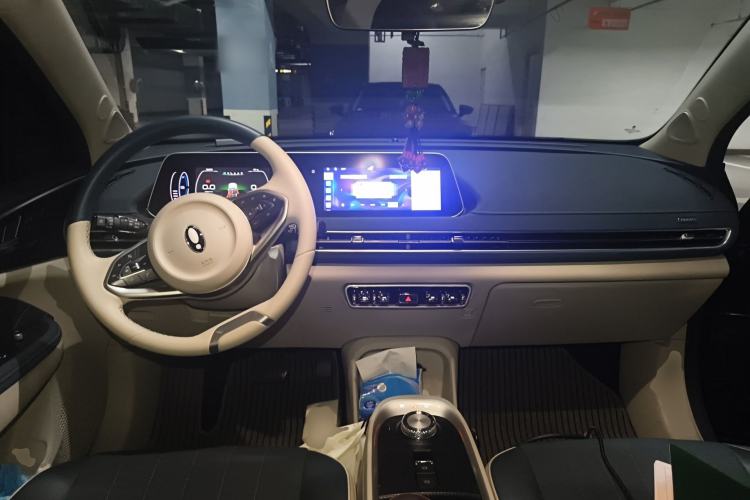 Used ORA Good Cat 2021 400km Standard Range Venus Edition Lithium-Ion Battery Center Console