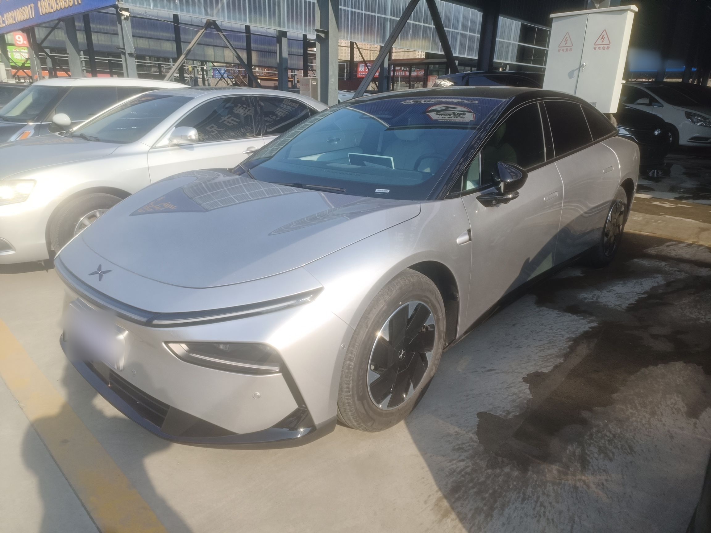 تحت مقدمة السيارة