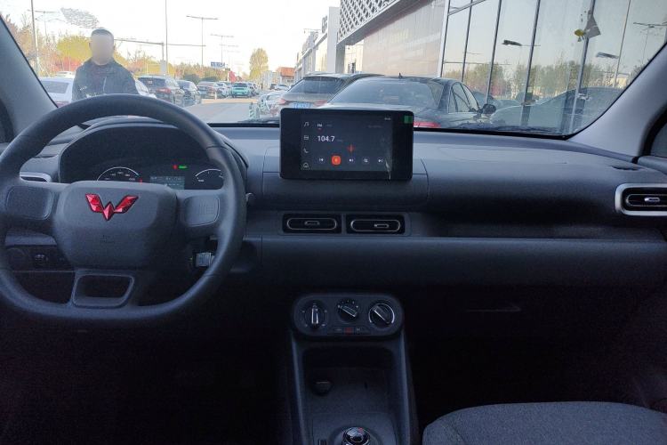 Used Wuling Hongguang New Energy 2024 All-Electric Model 300KM Standard Version Center Console