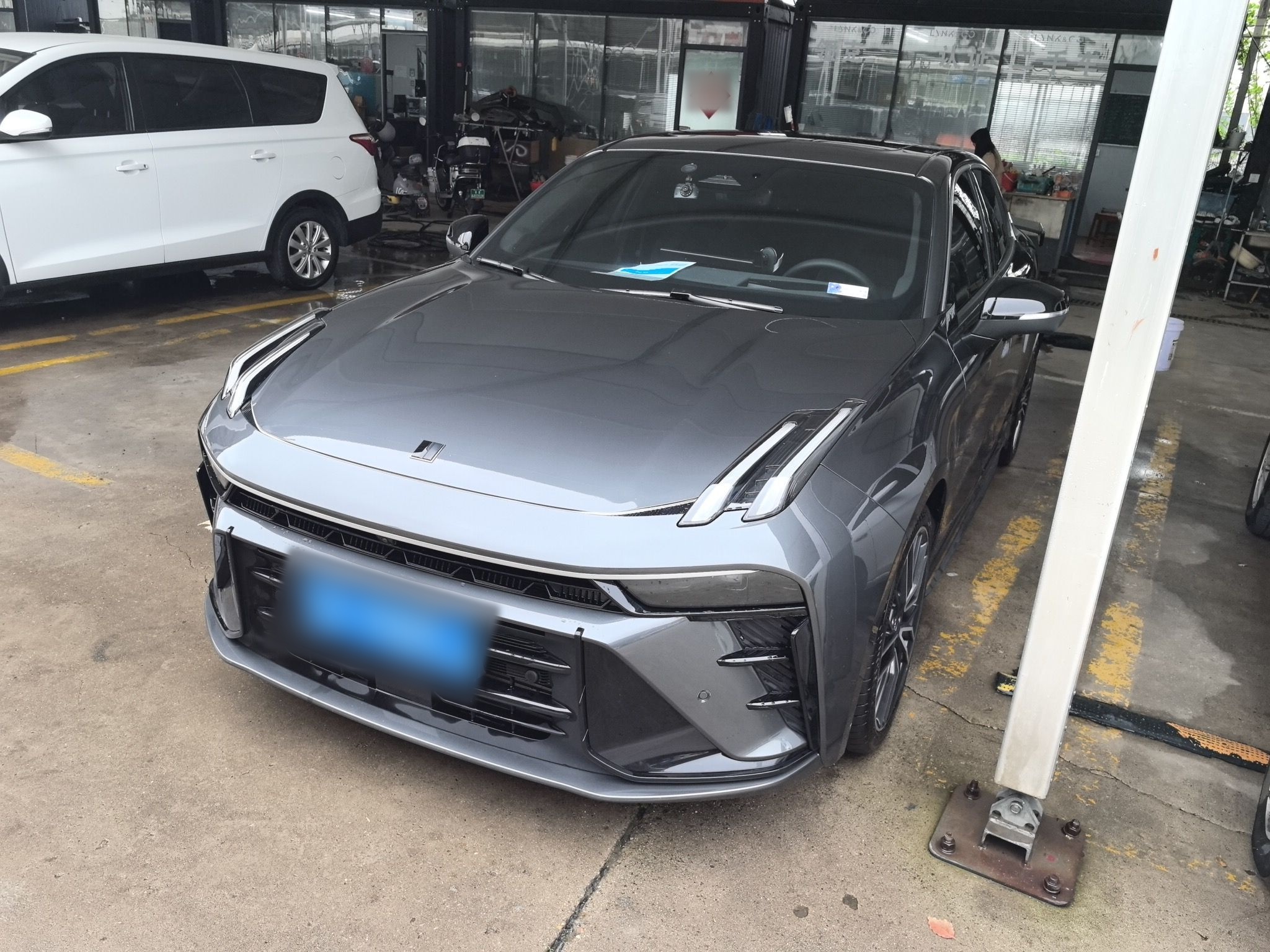 تحت مقدمة السيارة